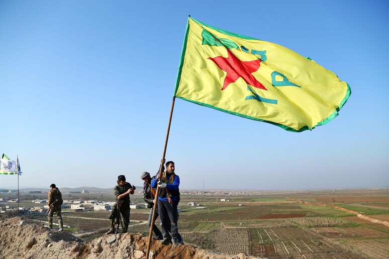 La bandiera curda sventola a Kobane © ANSA/EPA