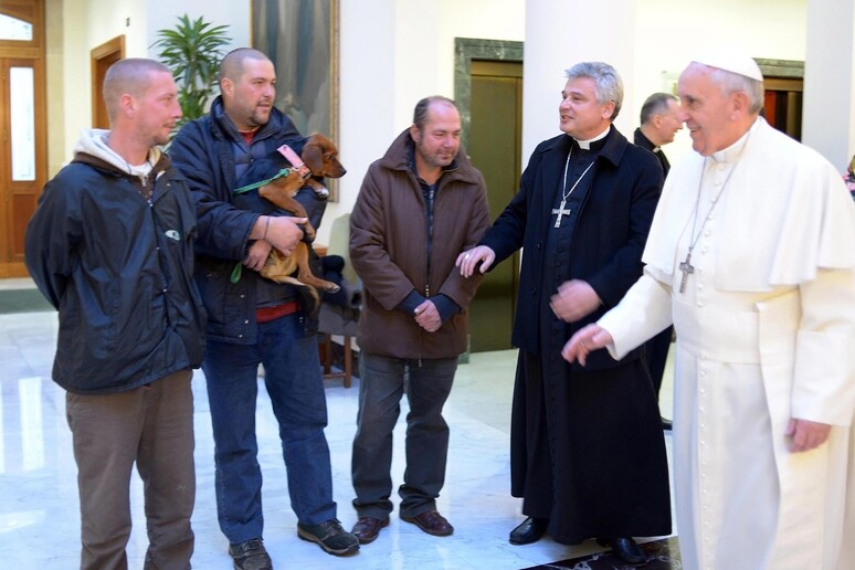 Papa Francesco parla con tre homeless (archivio) - RIPRODUZIONE RISERVATA