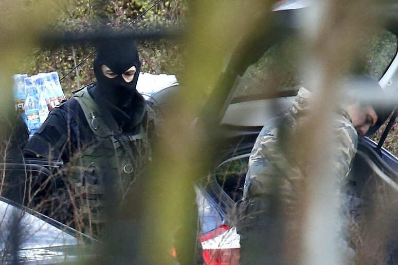 La polizia circonda i killer di Charlie Hebdo © ANSA/EPA