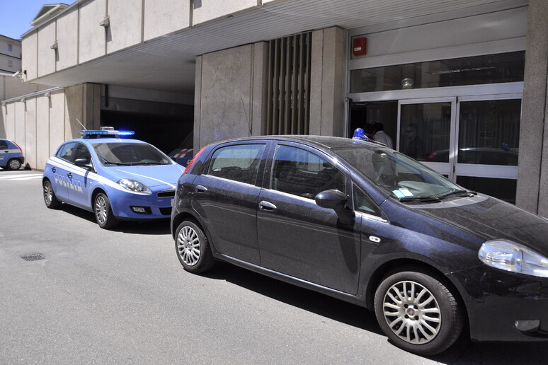 Auto della polizia davanti alla questura di Aosta - RIPRODUZIONE RISERVATA