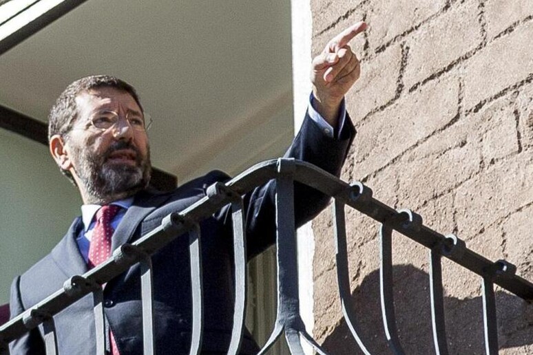 Ignazio Marino si affaccia dal balcone del Campidoglio nel giorno delle sue dimissioni a Roma - RIPRODUZIONE RISERVATA