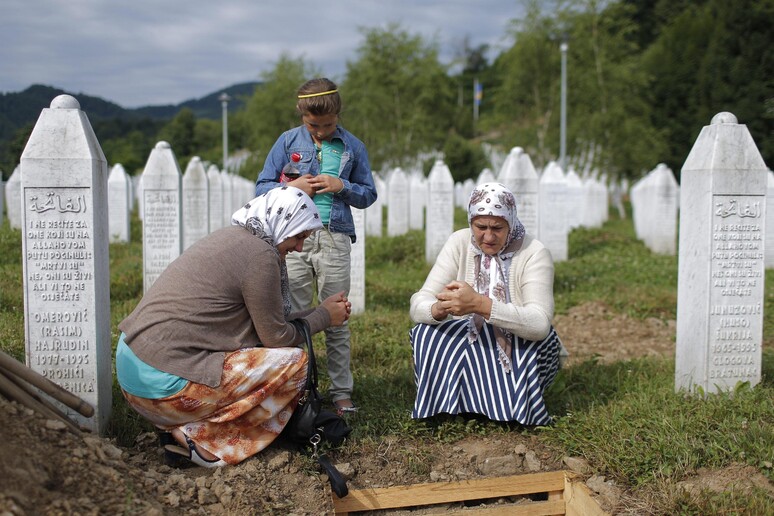 Madri Srebrenica candidate a Nobel per la Pace © ANSA/EPA