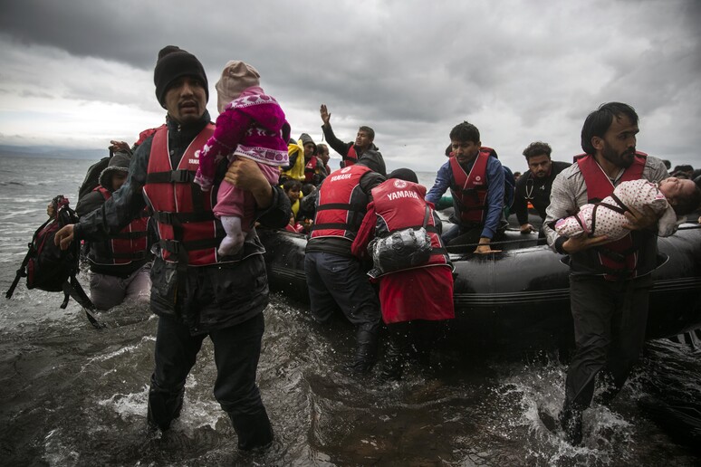Migranti soccorsi in Grecia © ANSA/AP