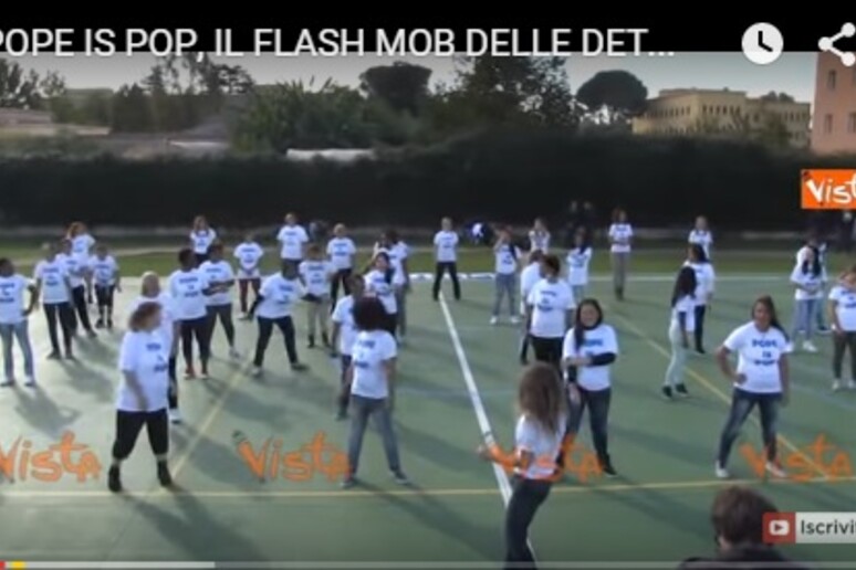 Un frame tratto dal video del flash mob - RIPRODUZIONE RISERVATA