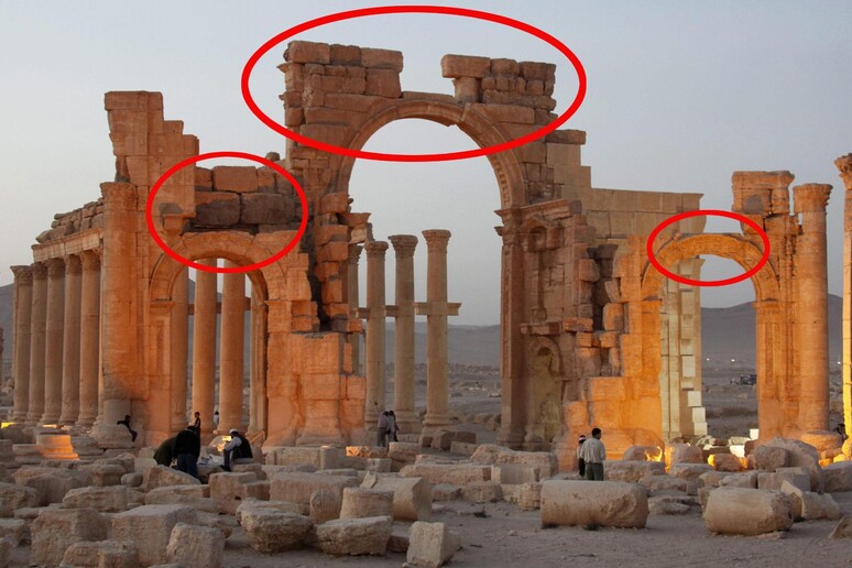 Isis: distrutto arco di trionfo a Palmira © ANSA/EPA