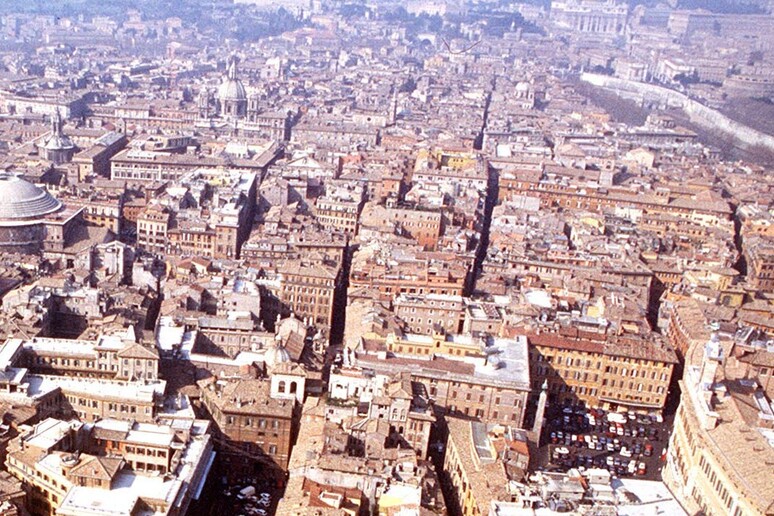 Una panoramica dall 'alto di alcuni edifici della citta ' di Roma - RIPRODUZIONE RISERVATA