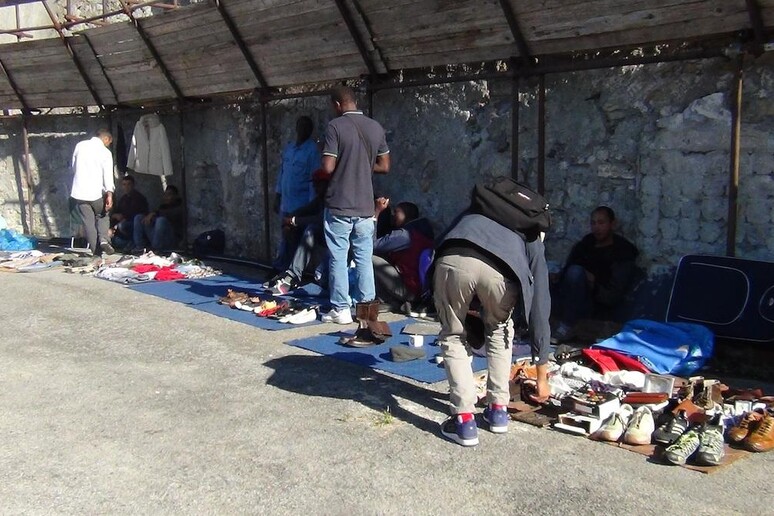 Il mercato dei migranti a Genova - RIPRODUZIONE RISERVATA
