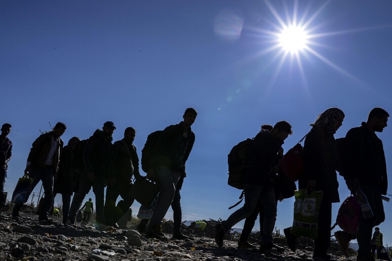 Un gruppo di migranti (archivio) © ANSA/EPA