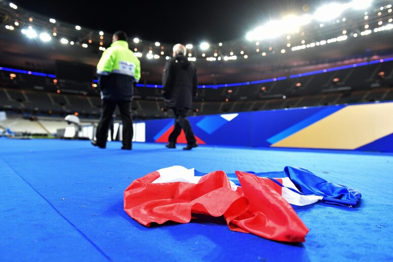 La bandiera francese allo stadio dopo l 'amichevole © ANSA/EPA