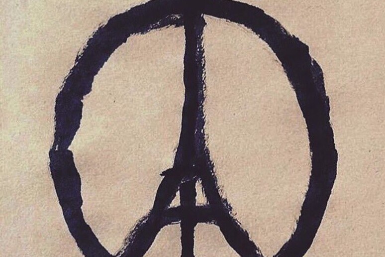 L 'immagine del simbolo della pace che ingloba la torre Eiffel di Parigi - RIPRODUZIONE RISERVATA
