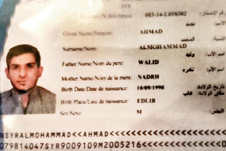 La foto pubblicata sul sito BLIC.RS del passaporto siriano trovato accanto ad uno dei kamikaze  dell 'attacco allo Stade de France del 13 novembre a Parigi. - RIPRODUZIONE RISERVATA