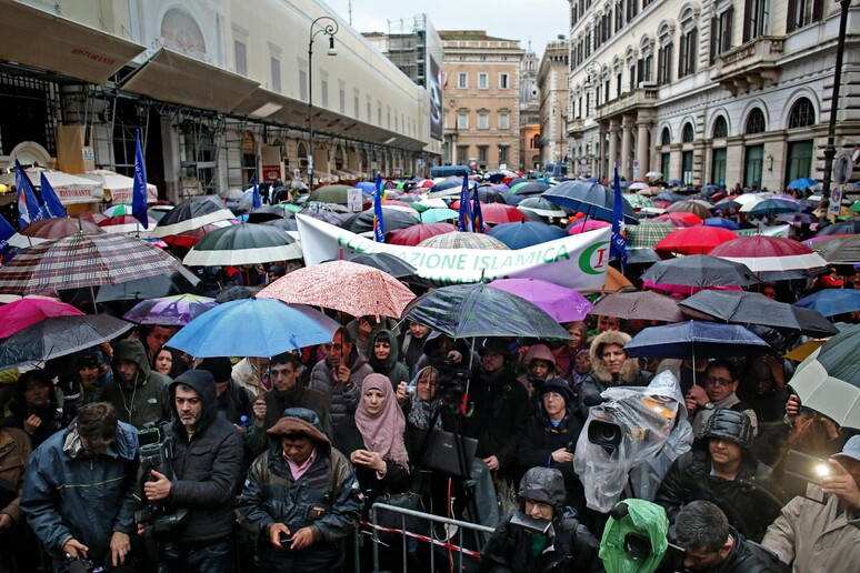 La manifestazione a piazza SS Apostoli - RIPRODUZIONE RISERVATA