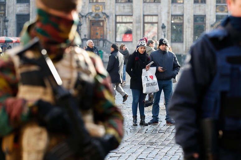 Un poliziotto a Bruxelles in una foto d 'archivio © ANSA/EPA