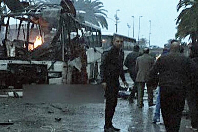 Tunisi, esplode un bus delle guardie presidenziali - RIPRODUZIONE RISERVATA