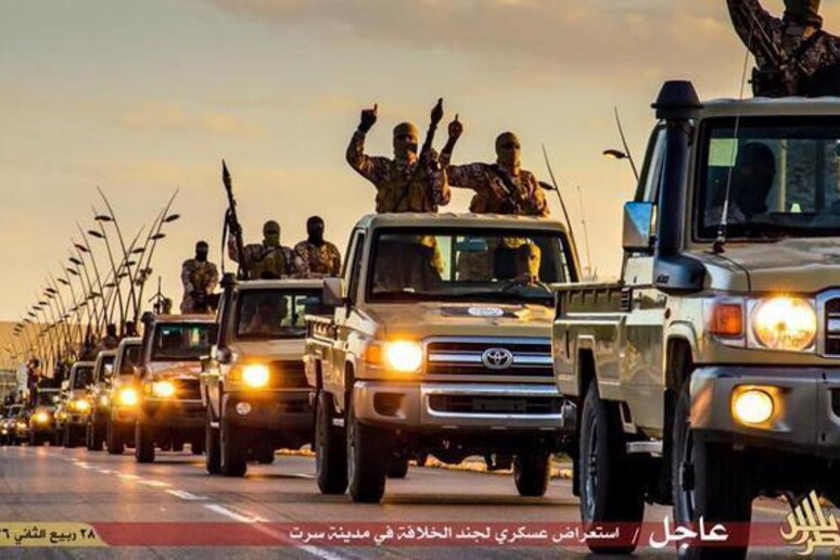 Parata Isis in una foto pubblicata da siti e social network vicini allo Stato Islamico - RIPRODUZIONE RISERVATA