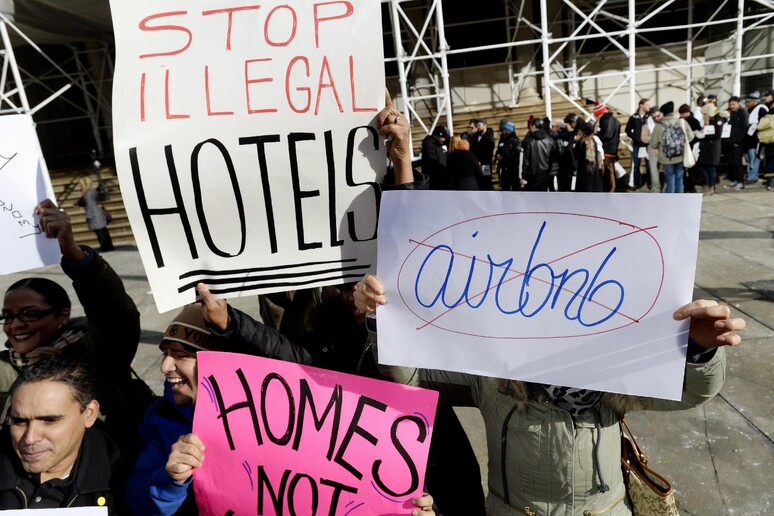 Una manifestazione negli Usa contro Airbnb in una foto d 'archivio - RIPRODUZIONE RISERVATA