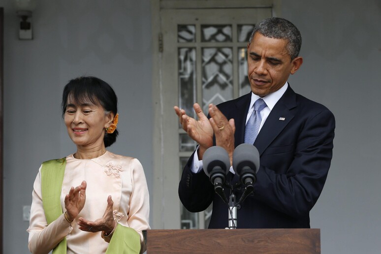 Aung San Suu Kyi con Barack Obama nel 2012 - RIPRODUZIONE RISERVATA