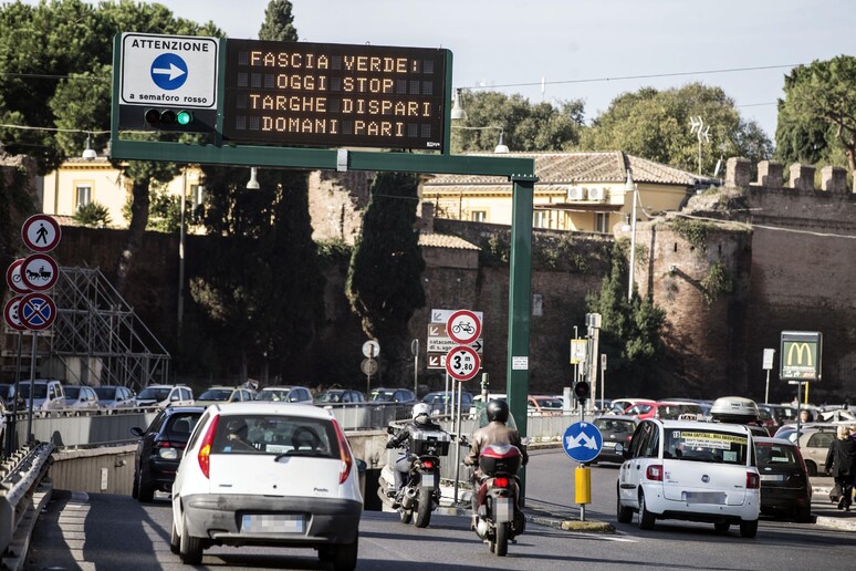 Smog: a Roma lunedì stop targhe dispari, martedì le pari - RIPRODUZIONE RISERVATA