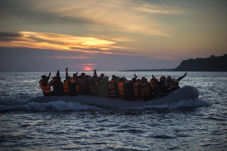Migranti verso Lesbo © ANSA/AP