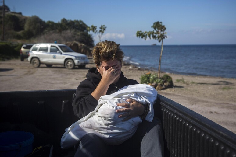 Migranti: naufragio nel mar Egeo, 18 morti (ARCH) © ANSA/AP