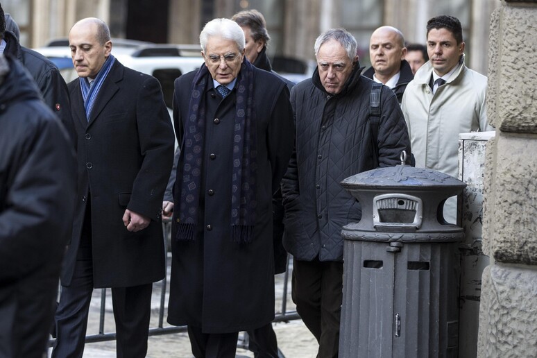 Il presidente della Repubblica, Sergio Mattarella, a piedi per le vie di Roma - RIPRODUZIONE RISERVATA