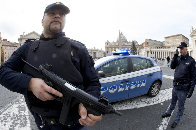 Terrorismo: Alfano, 45 estremisti espulsi dall 'Italia nel 2015 - RIPRODUZIONE RISERVATA