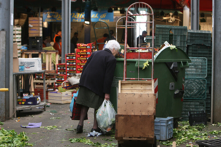 Poveri a Roma nel mercato rionale di Val Melaina - RIPRODUZIONE RISERVATA