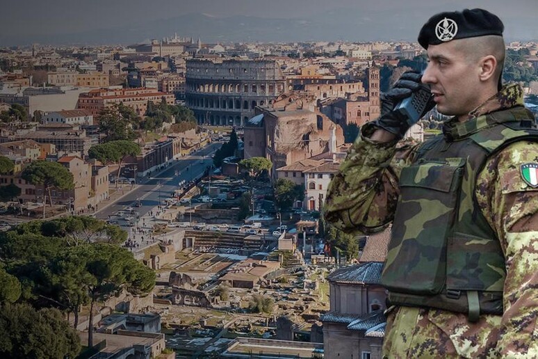 L 'Esercito Italiano per l 'operazione  'Strade sicure ' a Roma - RIPRODUZIONE RISERVATA