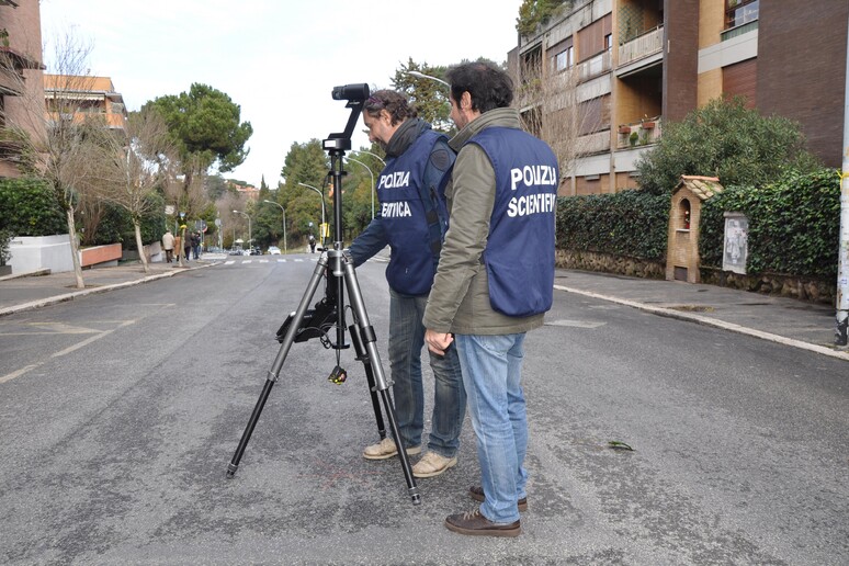 La polizia scientifica effettua i rilievi con scansione laser in via Fani sul luogo del sequestro Moro - RIPRODUZIONE RISERVATA