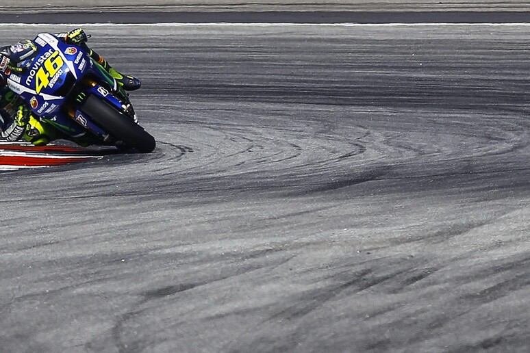 Valentino Rossi in azione durante l 'ultimo giorno dei test di Sepang il 25 febbraio © ANSA/EPA