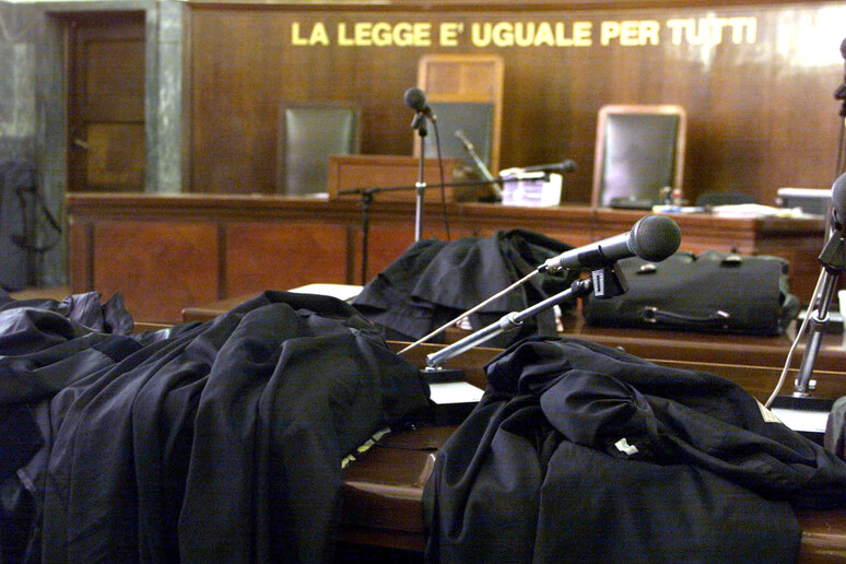 Le toghe di  alcuni avvocati oggi a Palazzo di Giustizia - RIPRODUZIONE RISERVATA