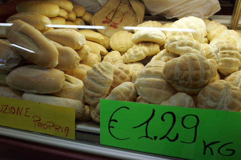 Del pane in vendita in una panetteria a Torino, in una foto d 'archivio - RIPRODUZIONE RISERVATA