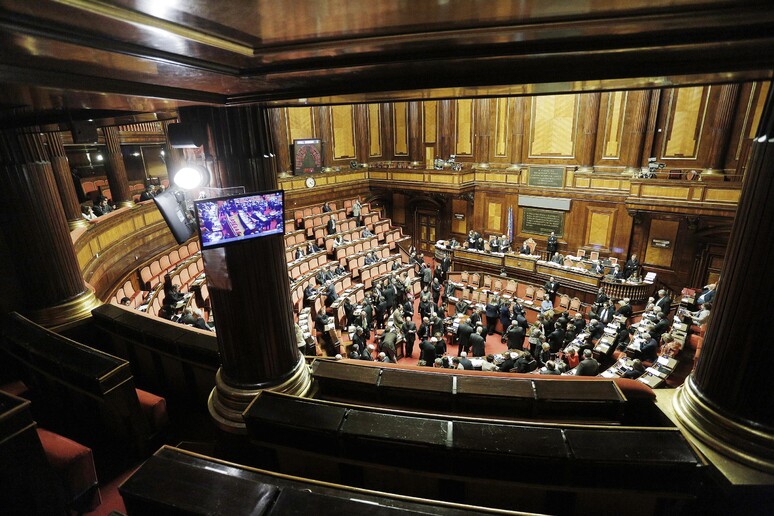 L 'Aula del Senato durante la votazione sulla fiducia chiesta dal governo per la conversione in legge del decreto  'Milleproroghe ' - RIPRODUZIONE RISERVATA