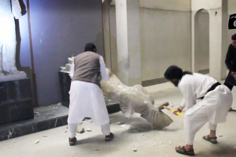 ISIS fanatics smash Mosul art treasures in new video © ANSA/AP