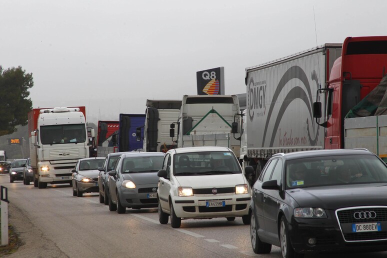 Un momento della protesta degli autotrasportatori dell 'indotto Ilva sulla statale 100 e la statale 106 a Taranto il 5 febbraio - RIPRODUZIONE RISERVATA