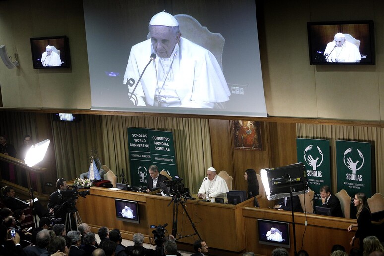 Papa Francesco nell 'Aula Nuova del Sinodo - RIPRODUZIONE RISERVATA