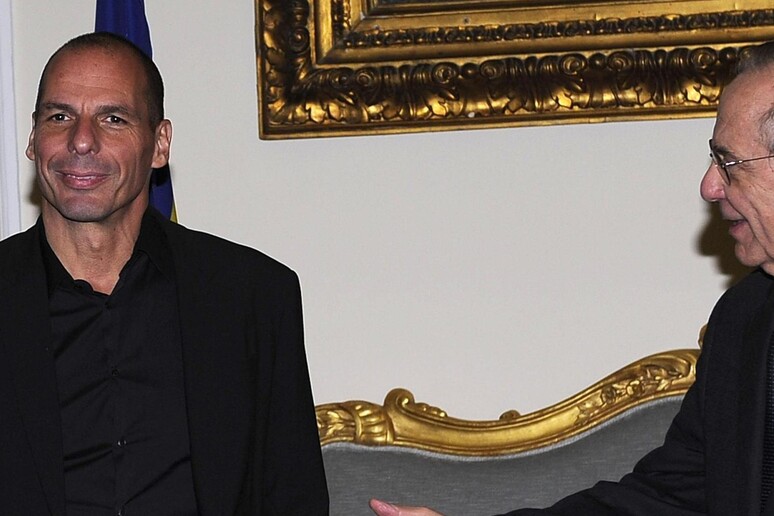 Pier Carlo Padoan con l 'omologo greco, Yanis Varoufakis - RIPRODUZIONE RISERVATA
