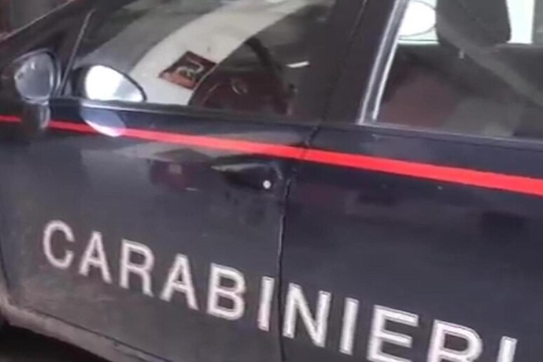 Una macchina dei carabinieri - RIPRODUZIONE RISERVATA