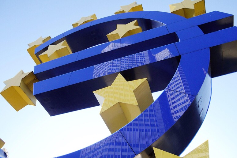 Il logo dell 'euro © ANSA/EPA