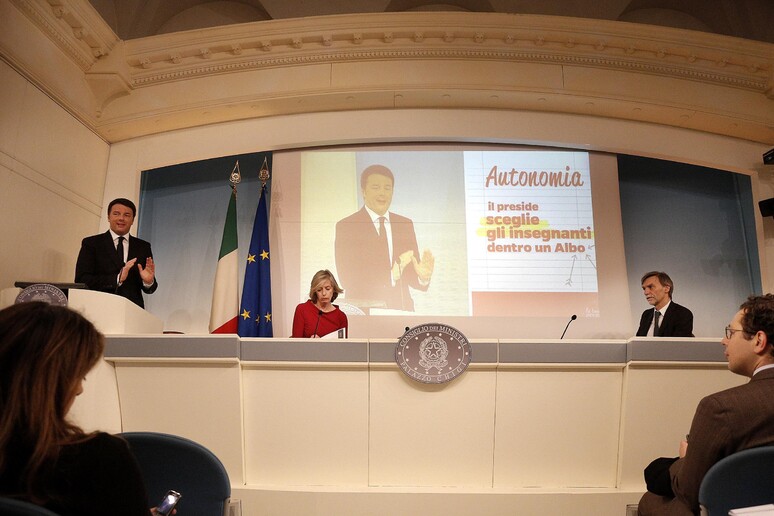 Matteo Renzi, il ministro dell 'Istruzione Stefania Giannini, e il Sottosegretario Graziano Delrio - RIPRODUZIONE RISERVATA