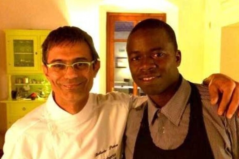 Chef Roberto Petza con cameriere Maliano - RIPRODUZIONE RISERVATA