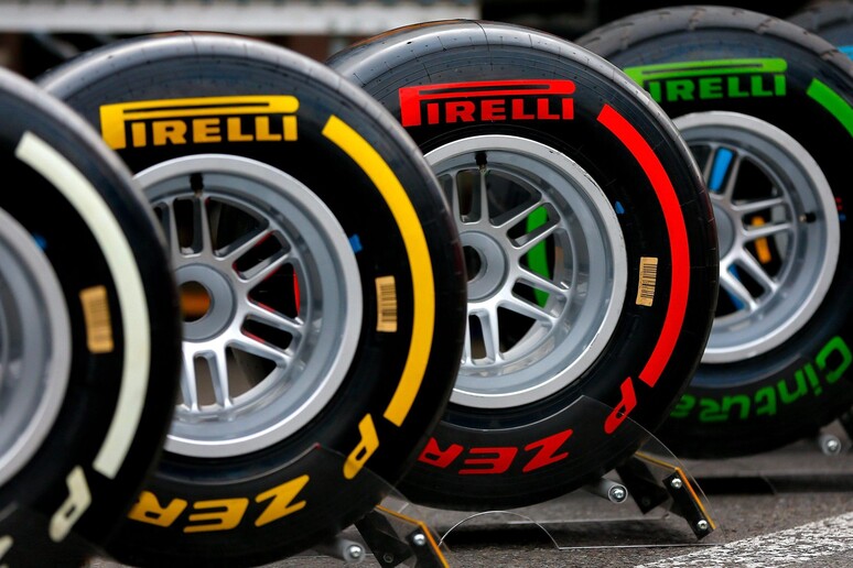 Gomme Pirelli nel paddock in una gara di Formula 1 - RIPRODUZIONE RISERVATA