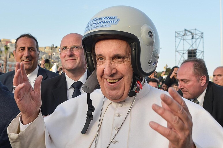 Il Papa a Napoli con il casco - RIPRODUZIONE RISERVATA