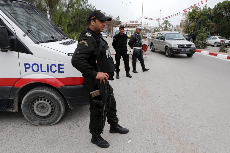 Polizia a Tunisi © ANSA/EPA