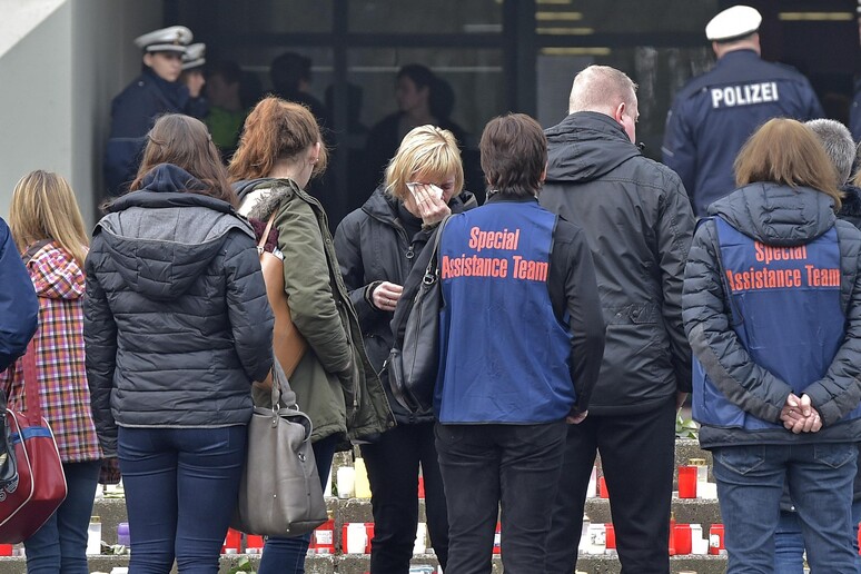 Fiori davanti alla scuola Haltern, quella dei sedici studenti vittime della tragedia dell 'airbus della Germanwings © ANSA/AP