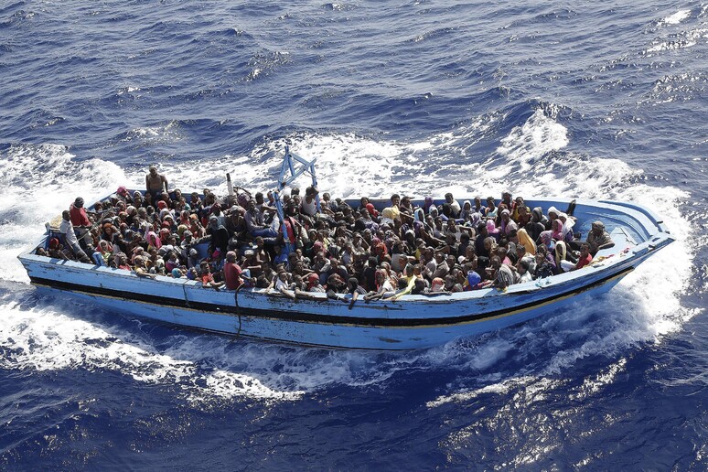 Profughi di origine Subsahariana a bordo di un barcone, Mar Mediterraneo Meridionale, 11 Settembre 2014 - RIPRODUZIONE RISERVATA