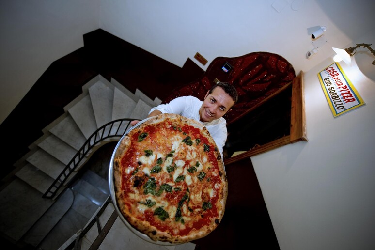 Il maestro pizzaiolo Gino Sorbillo nella sua  'Casa della pizza ' nel 2012 - RIPRODUZIONE RISERVATA