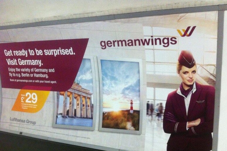Poster Germanwings nella  'Tube ' di Londra (Twitter/Alice Chadfield) - RIPRODUZIONE RISERVATA