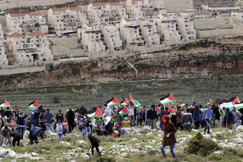 Palestinesi manifestano nei pressi di Betlemme © ANSA/AP