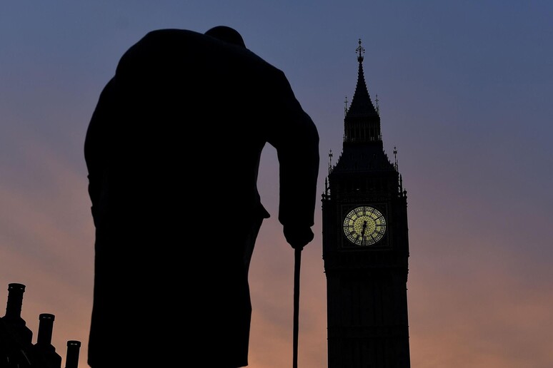 Il palazzo di Westminster al tramonto © ANSA/AP